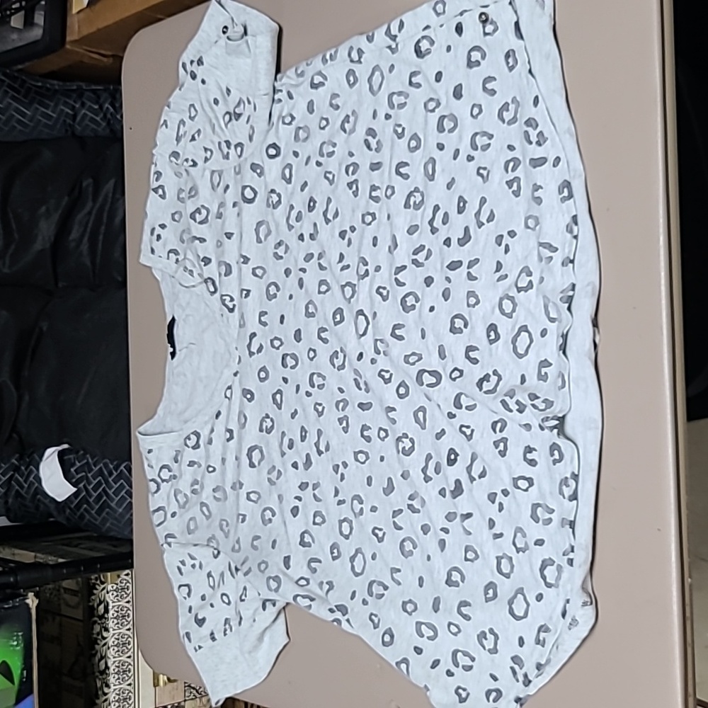 Grey cheetah print short sleeve top